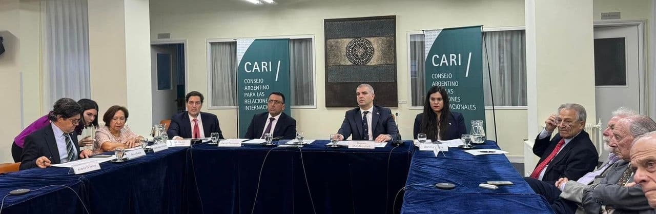 Participación del Embajador de Georgia en el seminario organizado por el Consejo Argentino de Relaciones Internacionales (CARI).